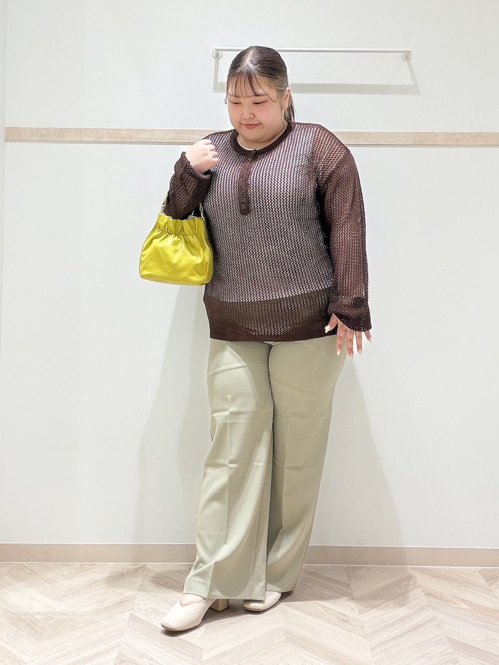 グリーン系のその他パンツ、ベージュ系のパンプス、イエロー系のショルダーバッグを着用したレディースの夏コーディネートの2枚目の写真