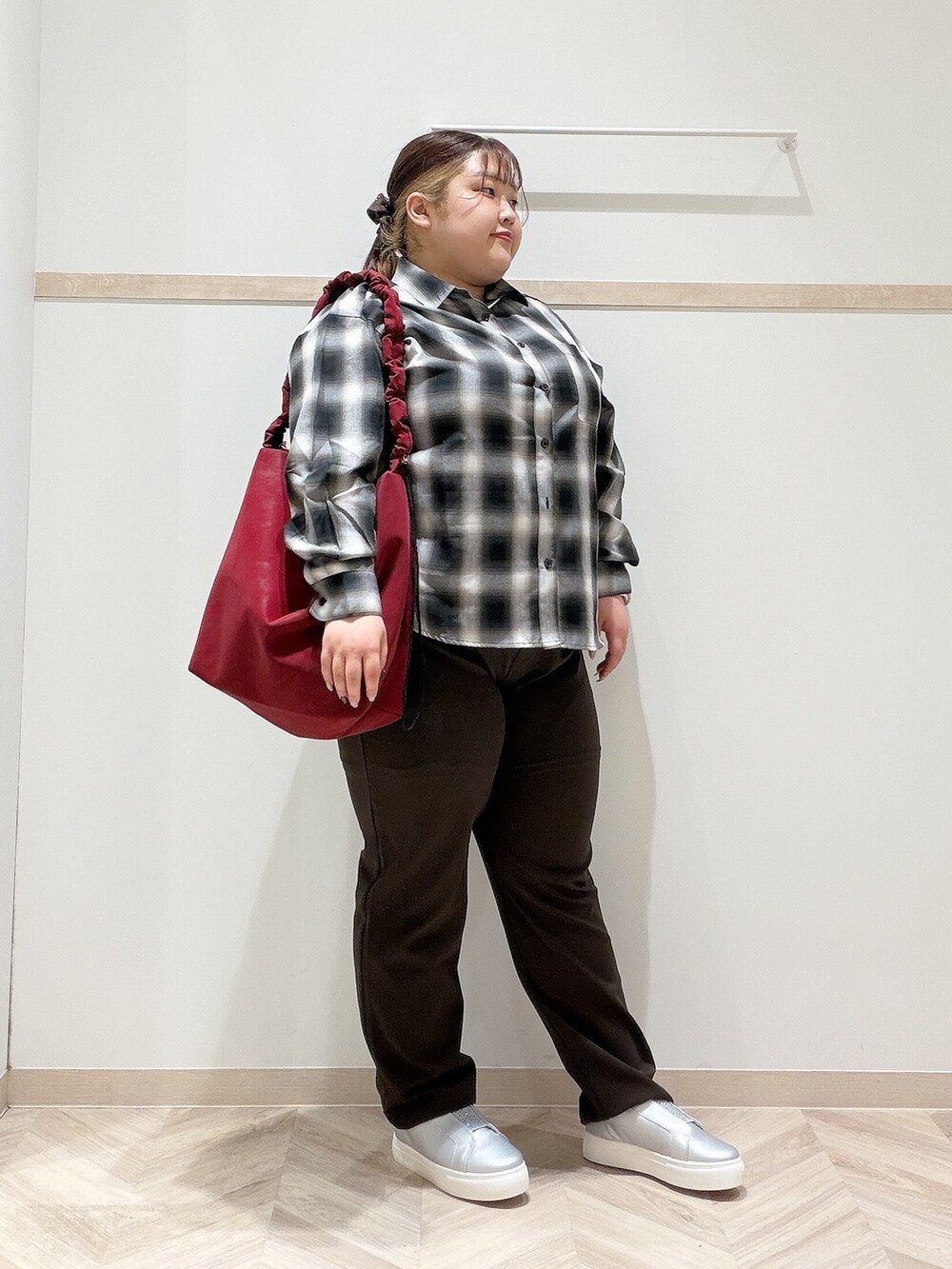 グレー系のシャツ/ブラウス、ブラウン系のその他パンツ、シルバー系のスニーカーを着用したレディースの秋コーディネートの3枚目の写真