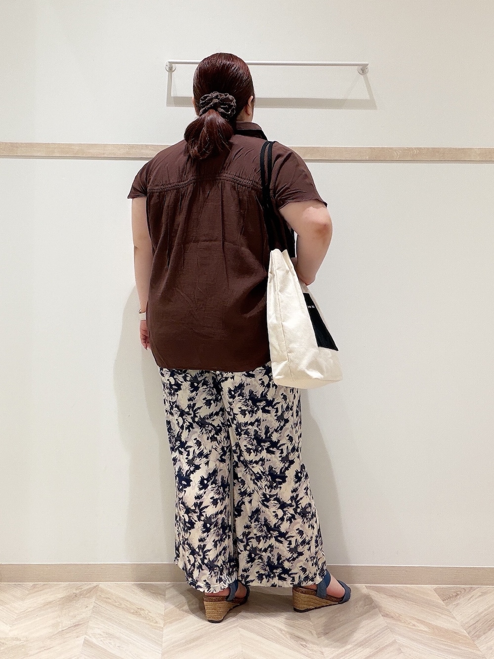 ブラウン系のシャツ/ブラウス、ホワイト系のニット/セーター、ブルー系のその他パンツを着用したレディースの夏コーディネートの3枚目の写真