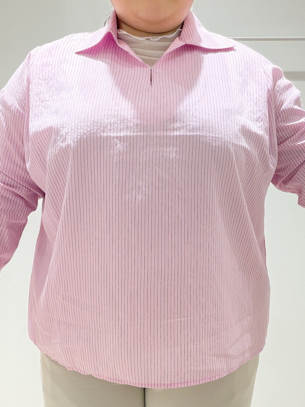 ピンク系のシャツ/ブラウス、ホワイト系のTシャツ/カットソー、ホワイト系のその他パンツを着用したレディースの秋コーディネートの4枚目の写真