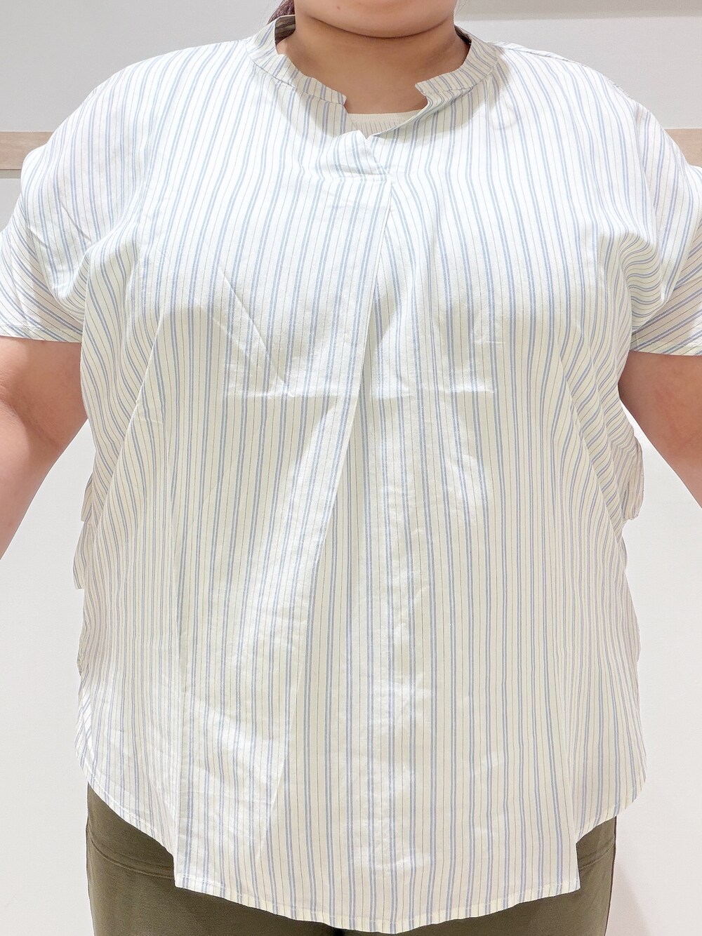イエロー系のシャツ/ブラウス、ホワイト系のニット/セーター、グリーン系のその他パンツを着用したレディースの夏コーディネートの4枚目の写真