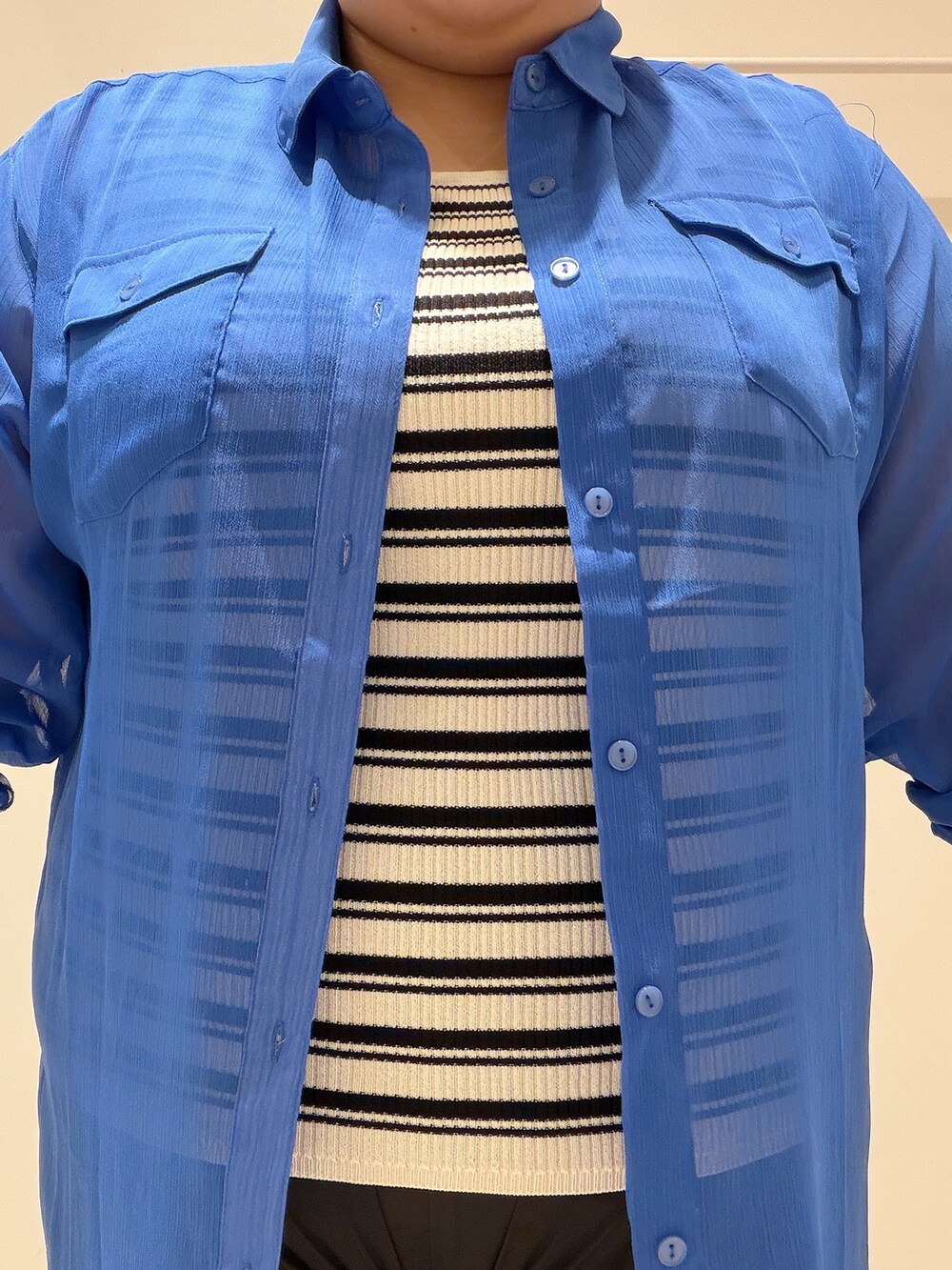 ブルー系のシャツ/ブラウス、ベージュ系のニット/セーター、ブラック系のその他パンツを着用したレディースの夏コーディネートの4枚目の写真