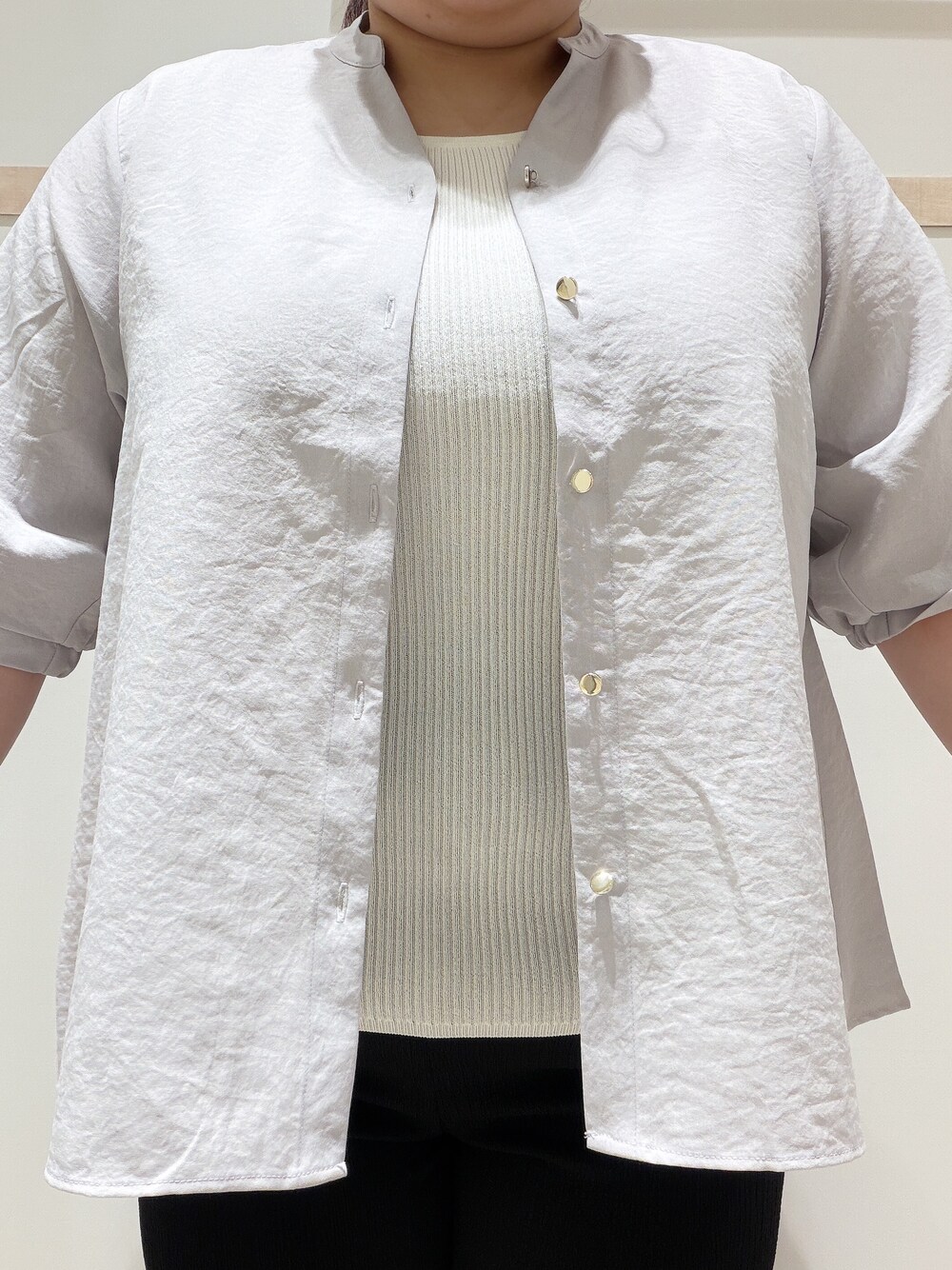 グレー系のシャツ/ブラウス、ホワイト系のニット/セーター、ブラック系のその他パンツを着用したレディースの夏コーディネートの4枚目の写真