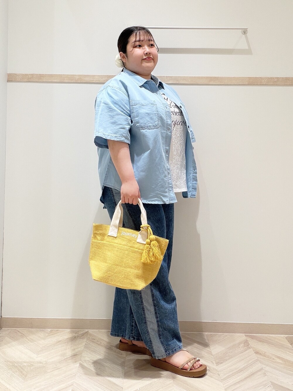 ブルー系のシャツ/ブラウス、ホワイト系のTシャツ/カットソー、ブルー系のデニムパンツを着用したレディースの夏コーディネートの2枚目の写真