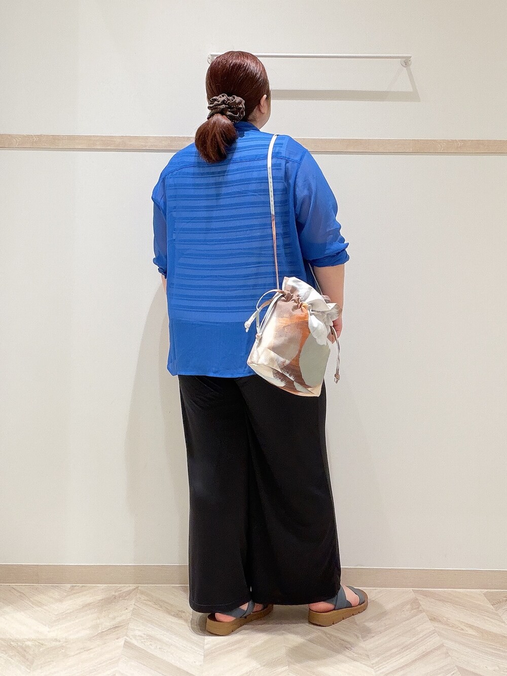 ブルー系のシャツ/ブラウス、ベージュ系のニット/セーター、ブラック系のその他パンツを着用したレディースの夏コーディネートの3枚目の写真