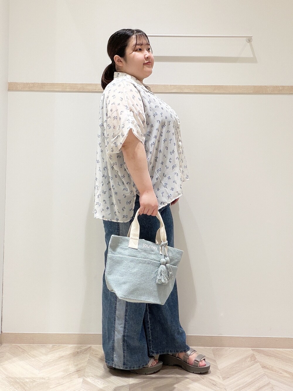 ベージュ系のシャツ/ブラウス、ブラウン系のタンクトップ、ブルー系のデニムパンツを着用したレディースの夏コーディネートの2枚目の写真