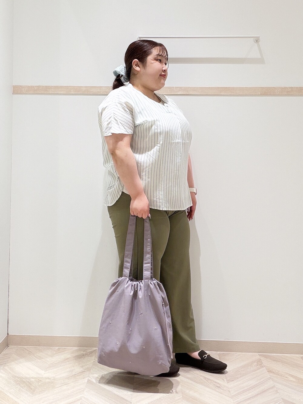 イエロー系のシャツ/ブラウス、ホワイト系のニット/セーター、グリーン系のその他パンツを着用したレディースの夏コーディネートの2枚目の写真