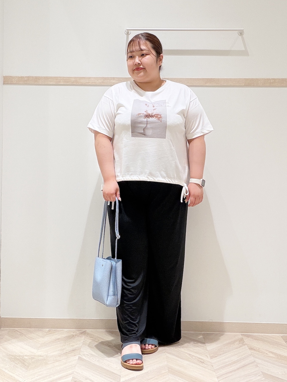 ブラウン系のシャツ/ブラウス、ホワイト系のTシャツ/カットソー、ブラック系のその他パンツを着用したレディースの夏コーディネートの4枚目の写真