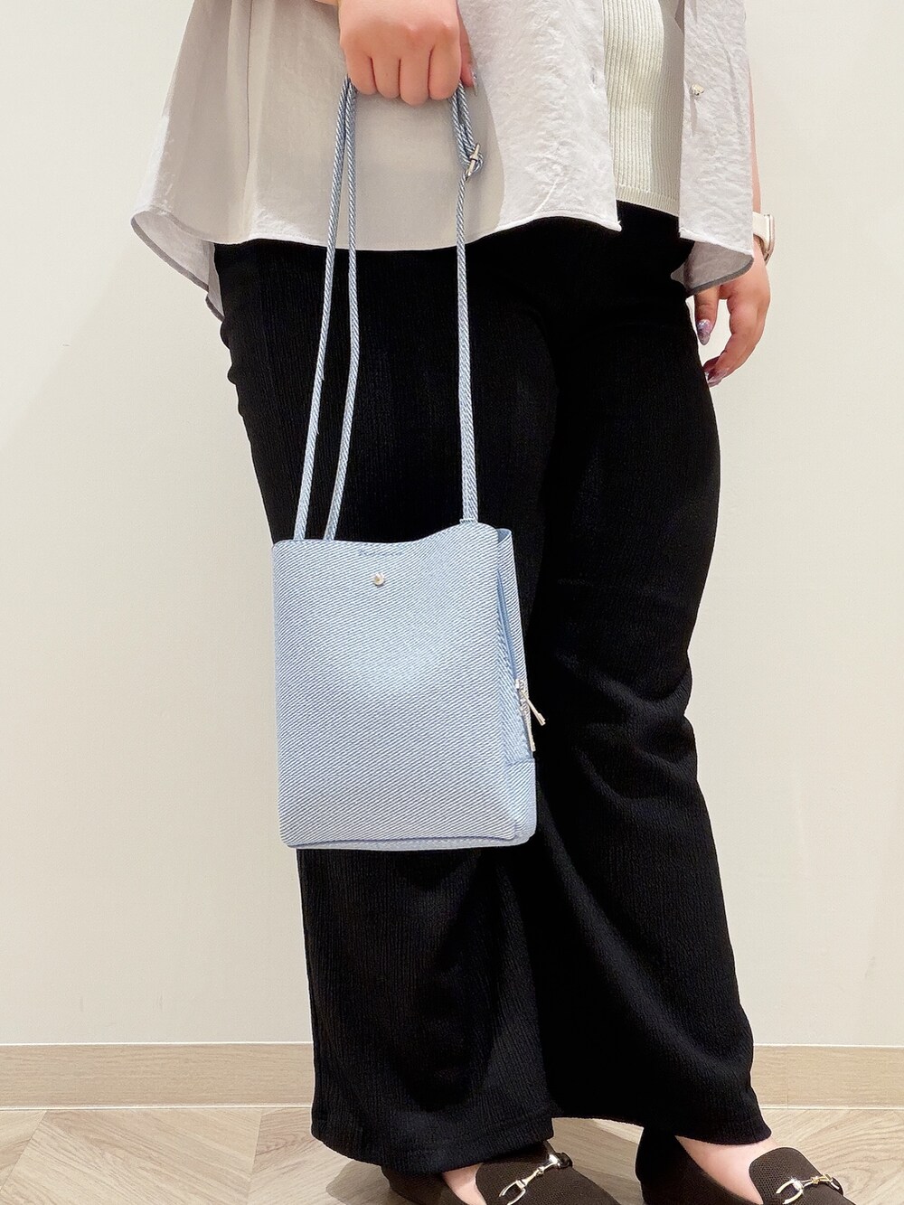 グレー系のシャツ/ブラウス、ホワイト系のニット/セーター、ブラック系のその他パンツを着用したレディースの夏コーディネートの5枚目の写真