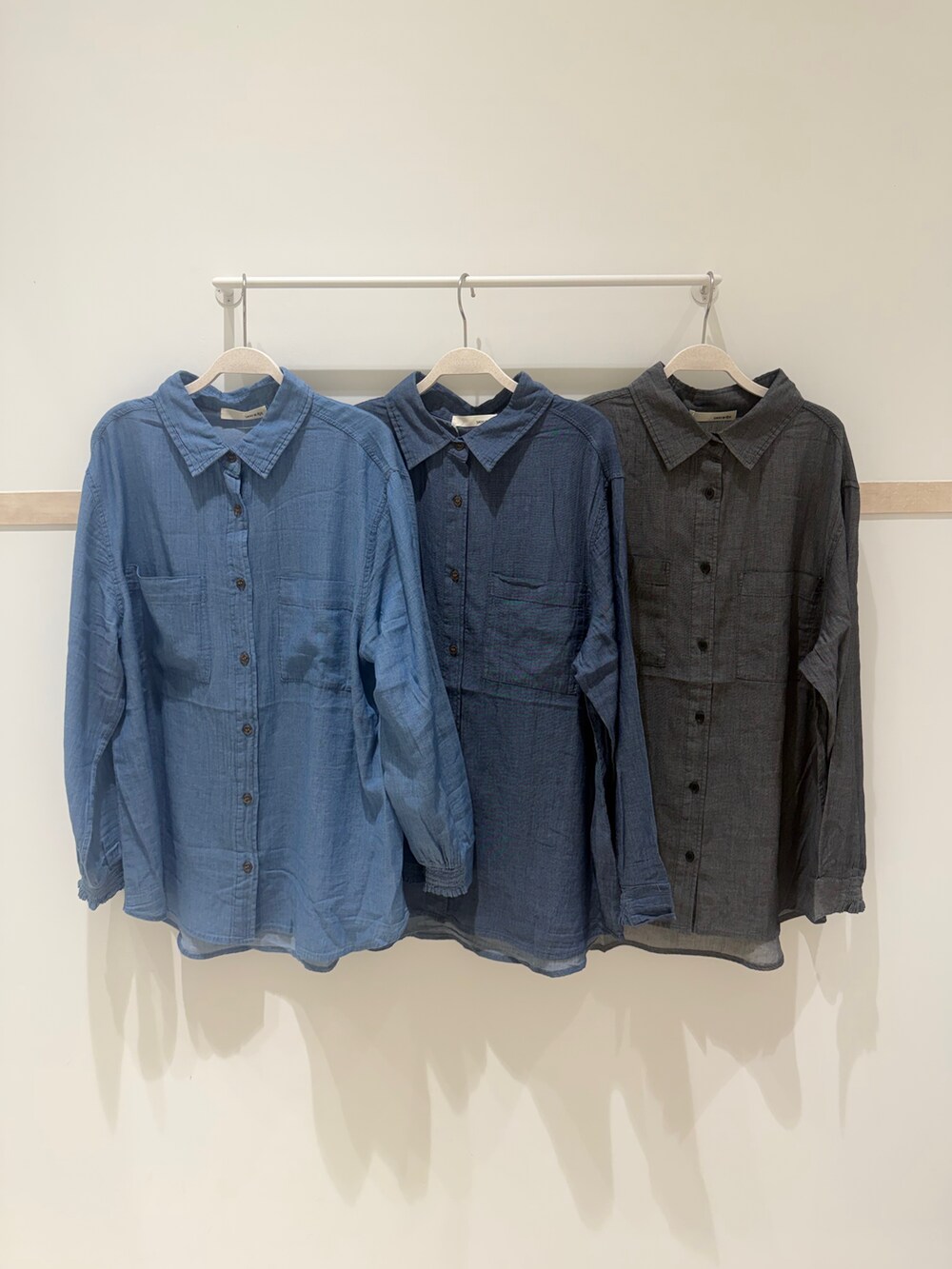 ブルー系のシャツ/ブラウス、ベージュ系のニット/セーター、グリーン系のその他パンツを着用したレディースの夏コーディネートの5枚目の写真