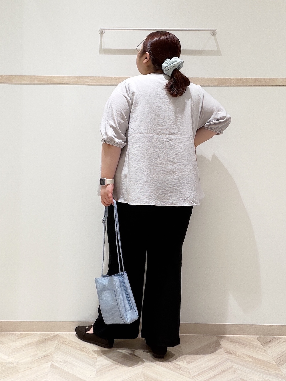 グレー系のシャツ/ブラウス、ホワイト系のニット/セーター、ブラック系のその他パンツを着用したレディースの夏コーディネートの3枚目の写真