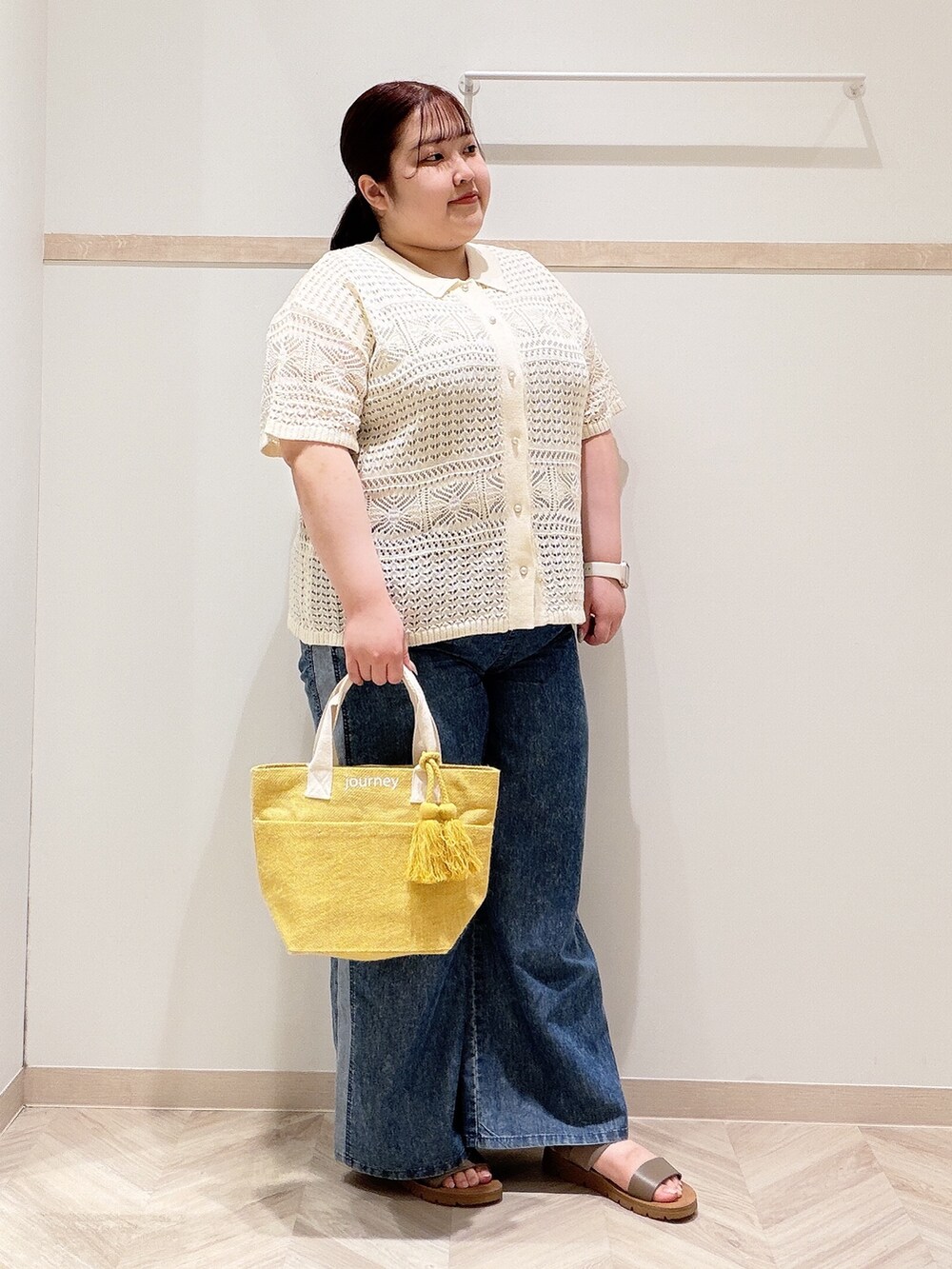 ホワイト系のカーディガン/ボレロ、シルバー系のタンクトップ、ブルー系のデニムパンツを着用したレディースの夏コーディネートの2枚目の写真