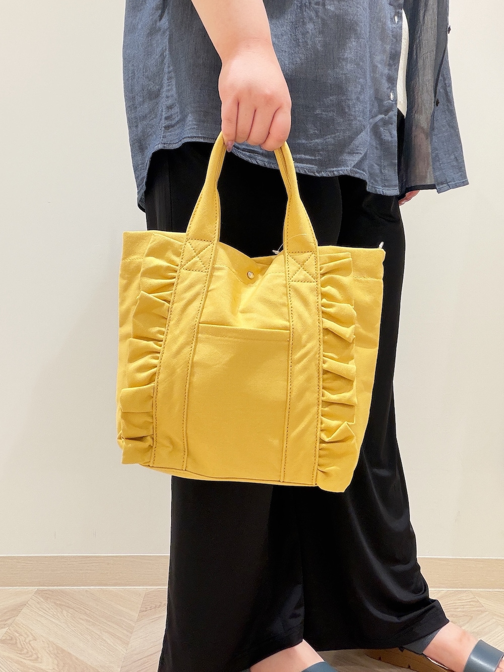 ブルー系のシャツ/ブラウス、ホワイト系のニット/セーター、ブラック系のその他パンツを着用したレディースの夏コーディネートの4枚目の写真