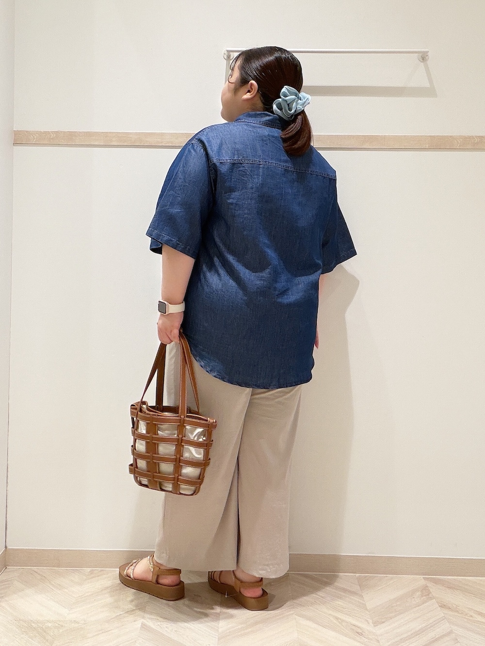ブルー系のシャツ/ブラウス、ベージュ系のその他パンツ、ベージュ系のサンダルを着用したレディースの夏コーディネートの3枚目の写真
