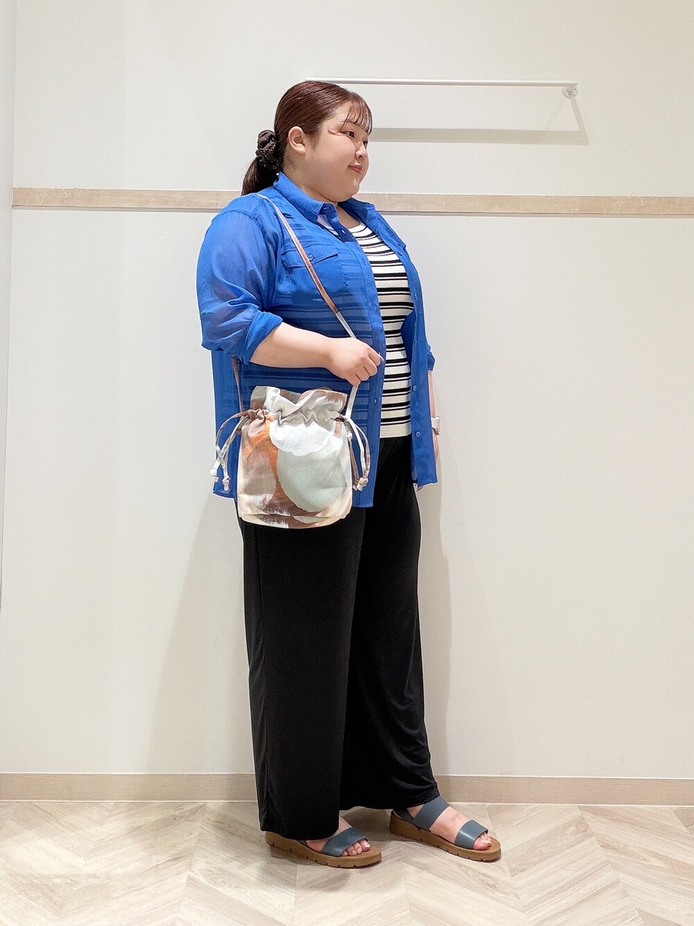ブルー系のシャツ/ブラウス、ベージュ系のニット/セーター、ブラック系のその他パンツを着用したレディースの夏コーディネートの2枚目の写真