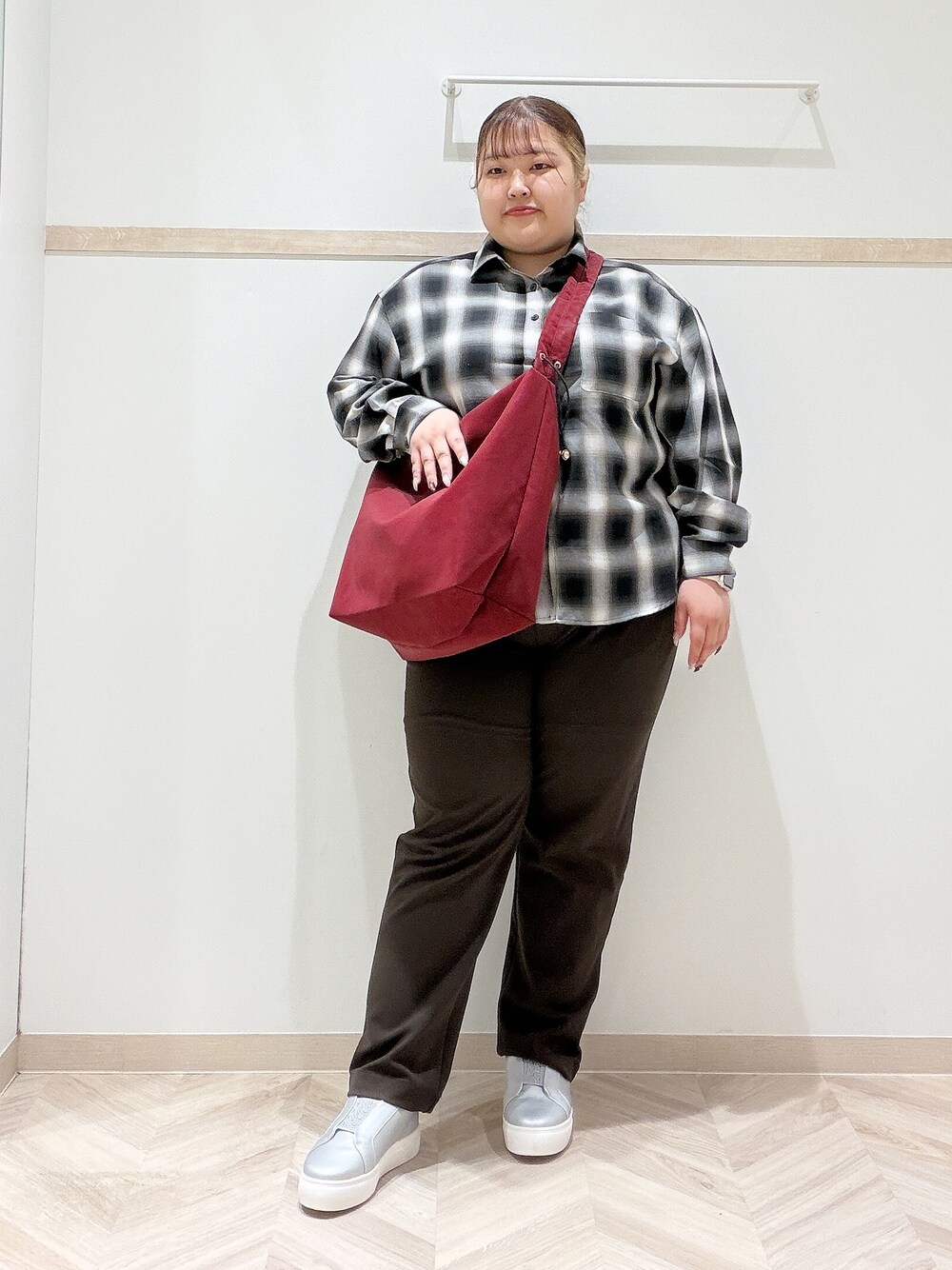 グレー系のシャツ/ブラウス、ブラウン系のその他パンツ、シルバー系のスニーカーを着用したレディースの秋コーディネートの2枚目の写真