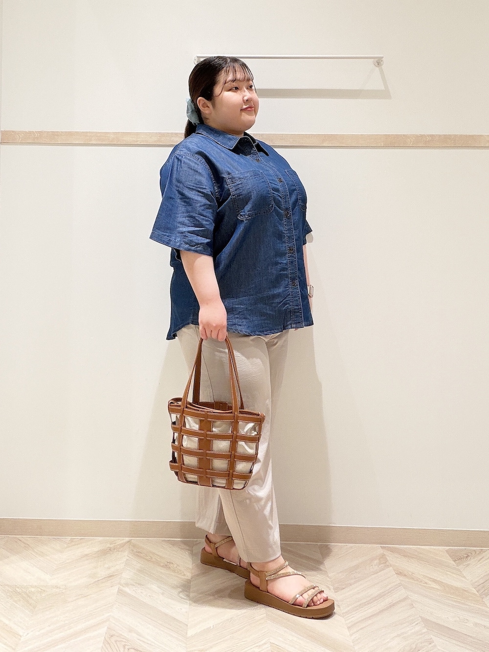 ブルー系のシャツ/ブラウス、ベージュ系のその他パンツ、ベージュ系のサンダルを着用したレディースの夏コーディネートの2枚目の写真