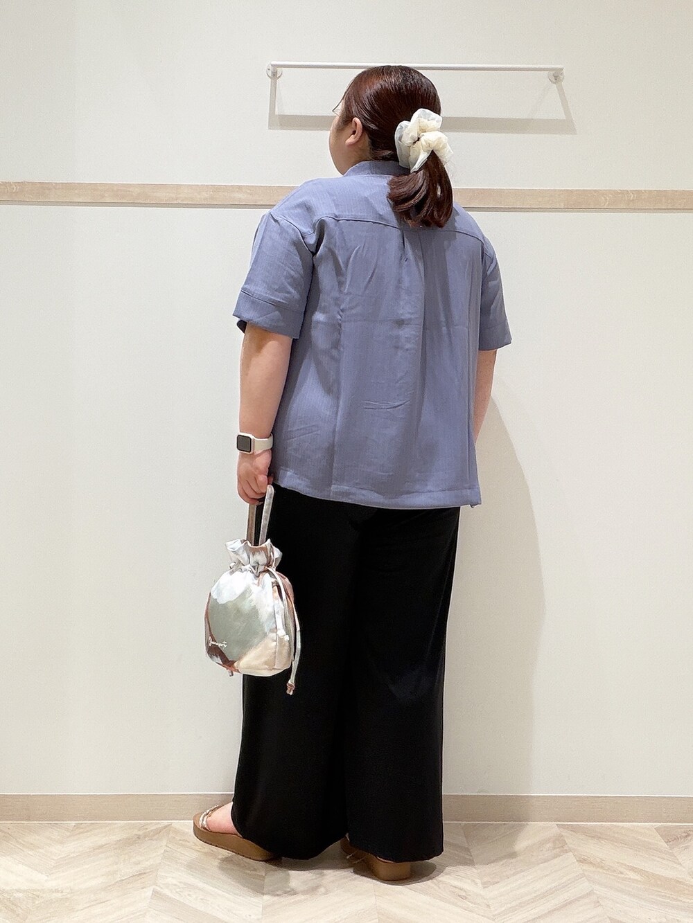 ブルー系のシャツ/ブラウス、ホワイト系のニット/セーター、ブラック系のその他パンツを着用したレディースの夏コーディネートの3枚目の写真
