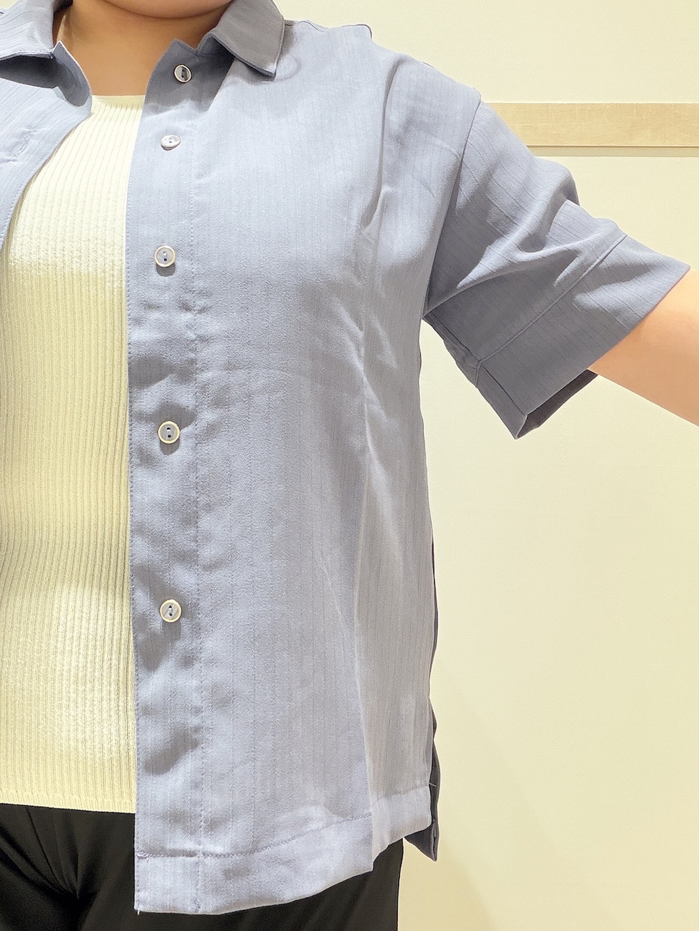 ブルー系のシャツ/ブラウス、ホワイト系のニット/セーター、ブラック系のその他パンツを着用したレディースの夏コーディネートの4枚目の写真