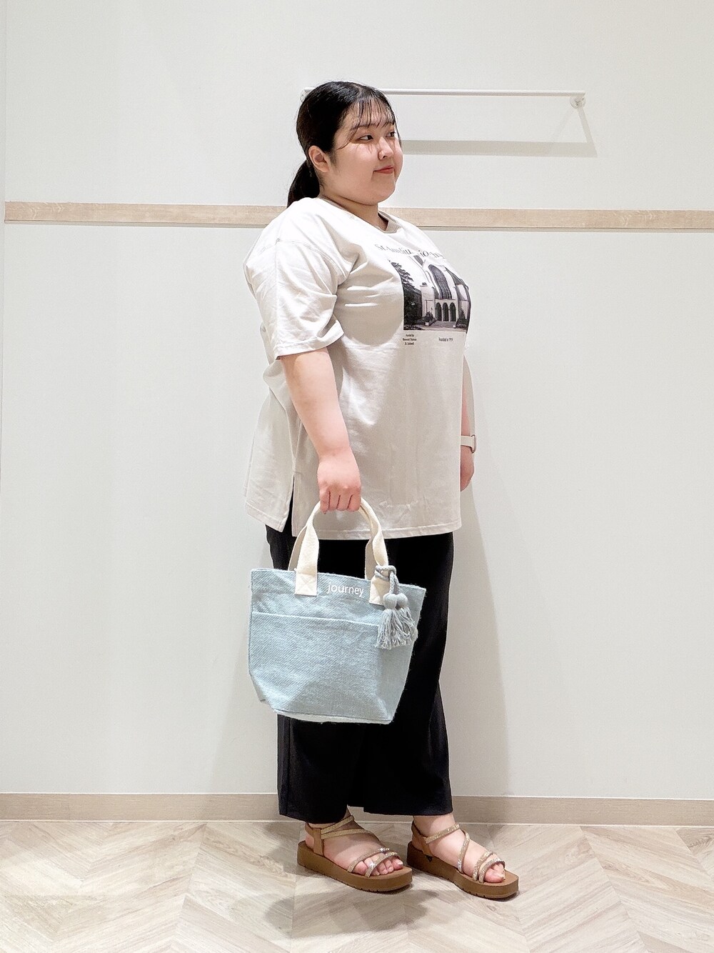 ベージュ系のTシャツ/カットソー、グレー系のその他パンツ、ベージュ系のサンダルを着用したレディースの夏コーディネートの2枚目の写真