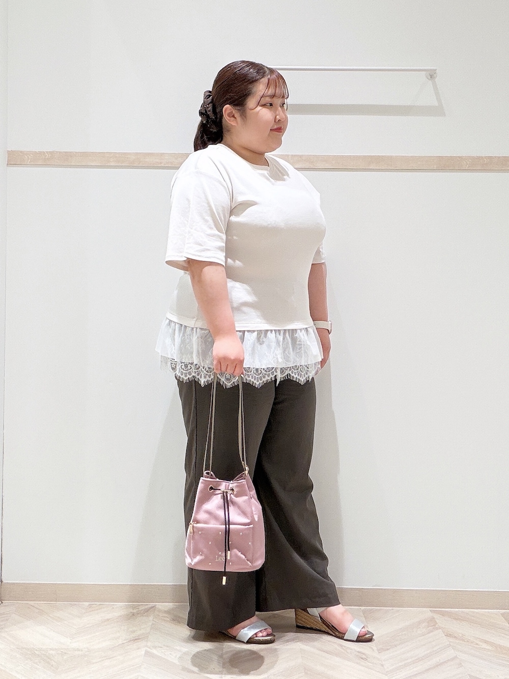 ベージュ系のTシャツ/カットソー、ブラウン系のその他パンツ、シルバー系のサンダルを着用したレディースの夏コーディネートの2枚目の写真