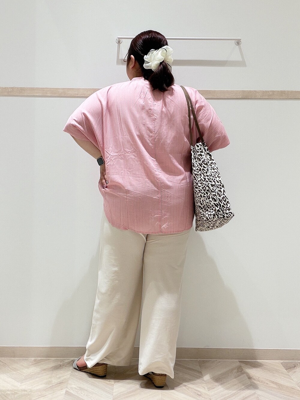 ピンク系のシャツ/ブラウス、ホワイト系のニット/セーター、ホワイト系のその他パンツを着用したレディースの夏コーディネートの3枚目の写真