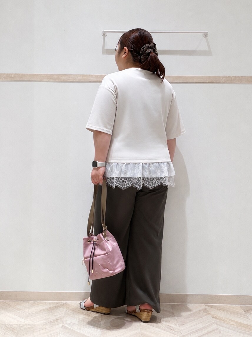 ベージュ系のTシャツ/カットソー、ブラウン系のその他パンツ、シルバー系のサンダルを着用したレディースの夏コーディネートの3枚目の写真