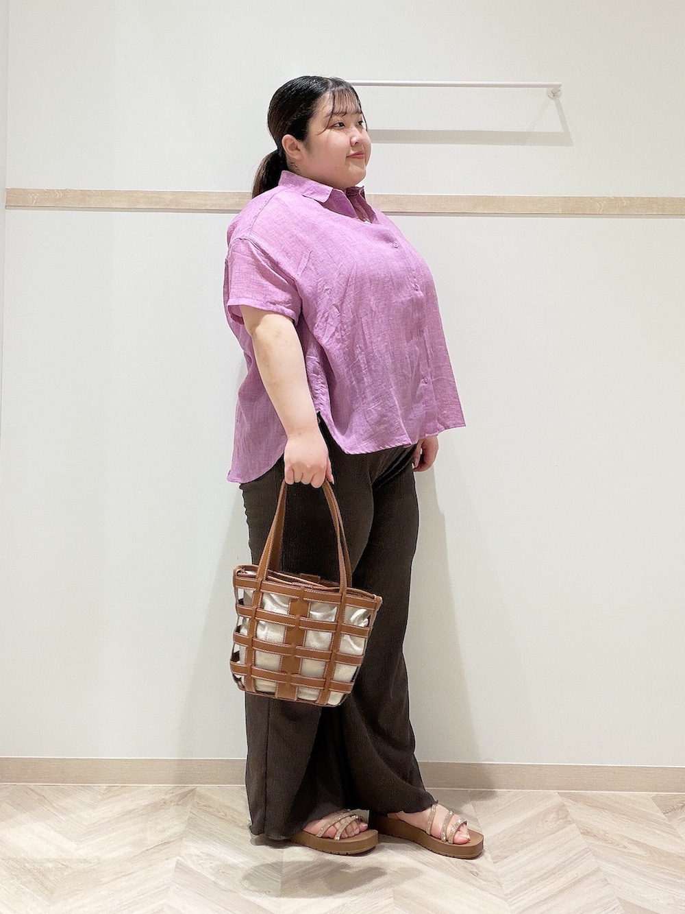 ピンク系のシャツ/ブラウス、ホワイト系のタンクトップ、ブラウン系のその他パンツを着用したレディースの夏コーディネートの2枚目の写真