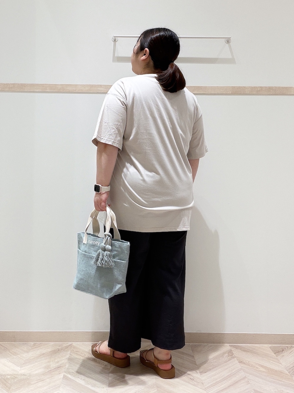 ベージュ系のTシャツ/カットソー、グレー系のその他パンツ、ベージュ系のサンダルを着用したレディースの夏コーディネートの3枚目の写真