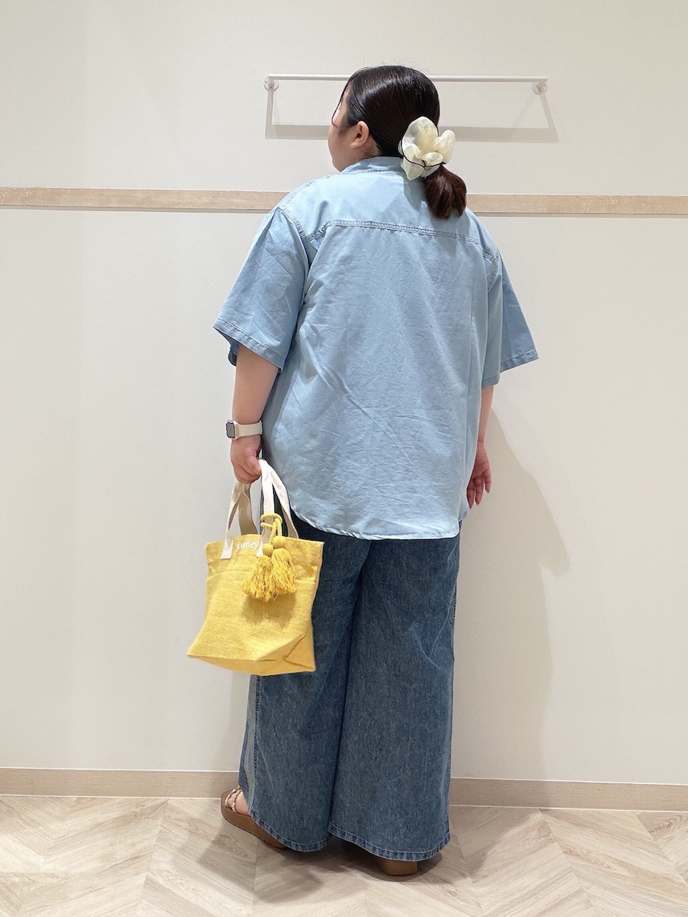 ブルー系のシャツ/ブラウス、ホワイト系のTシャツ/カットソー、ブルー系のデニムパンツを着用したレディースの夏コーディネートの3枚目の写真
