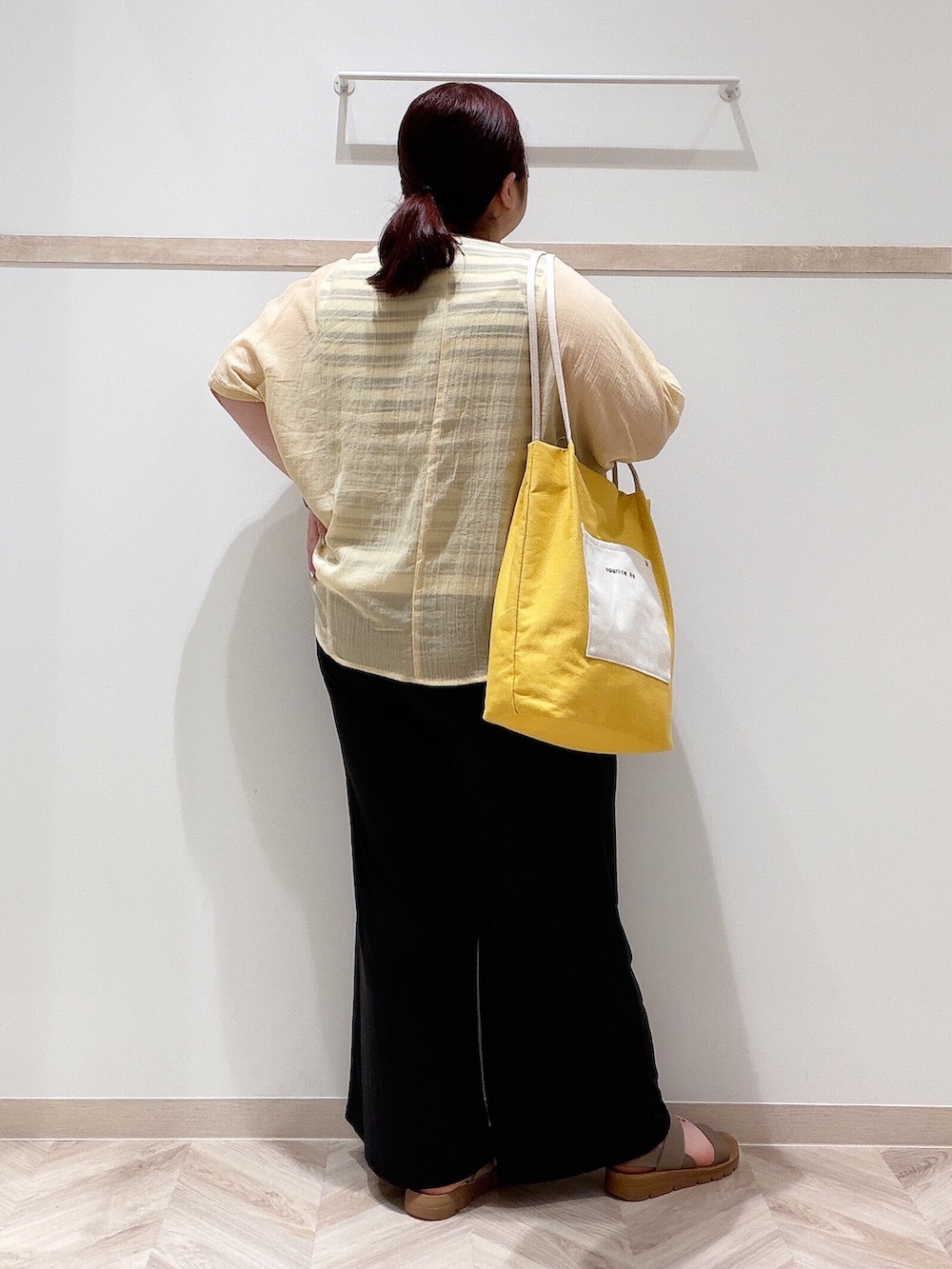 イエロー系のシャツ/ブラウス、ベージュ系のニット/セーター、ブラック系のその他パンツを着用したレディースの夏コーディネートの3枚目の写真