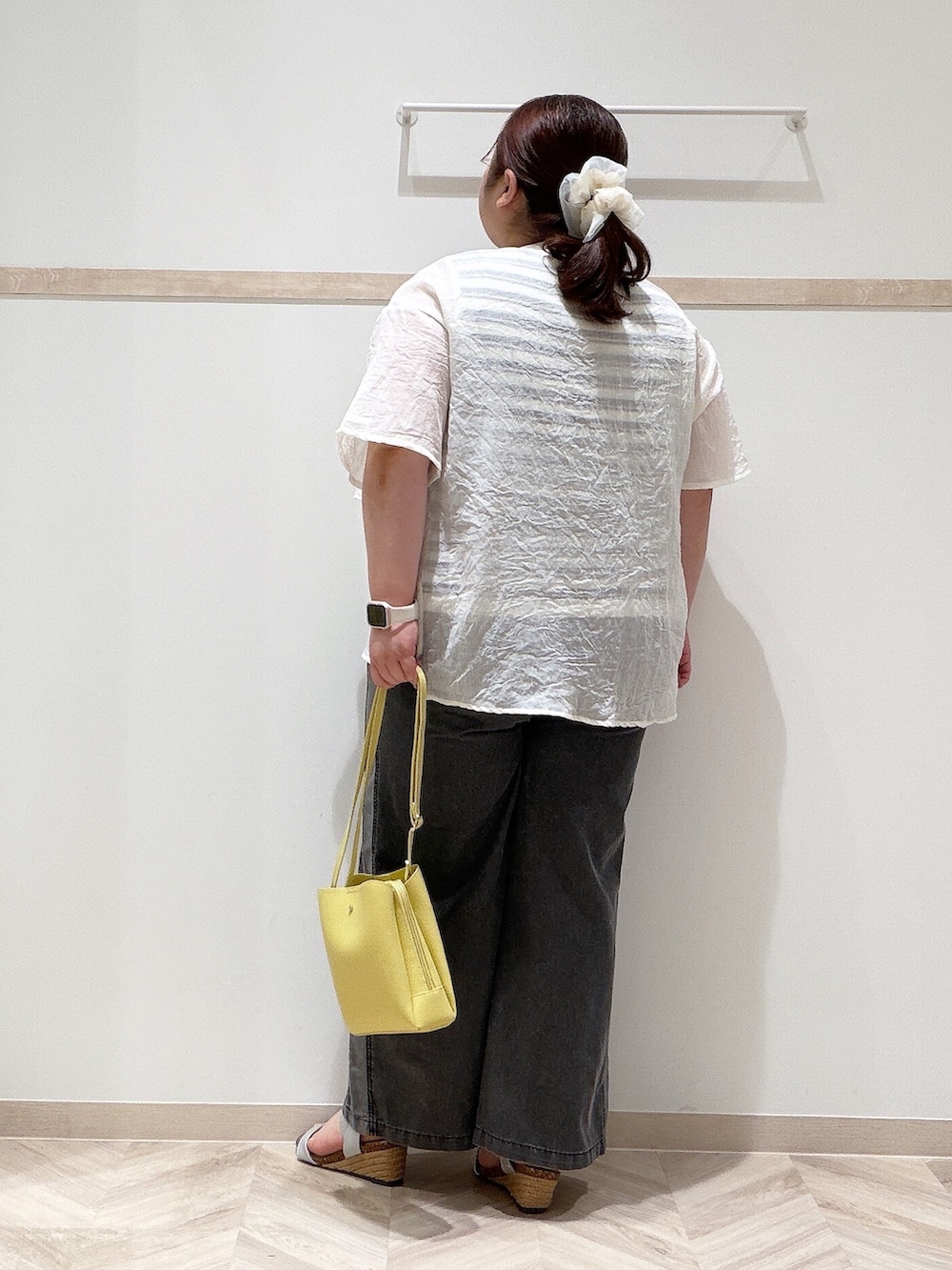 ホワイト系のシャツ/ブラウス、ベージュ系のニット/セーター、グレー系のデニムパンツを着用したレディースの夏コーディネートの3枚目の写真