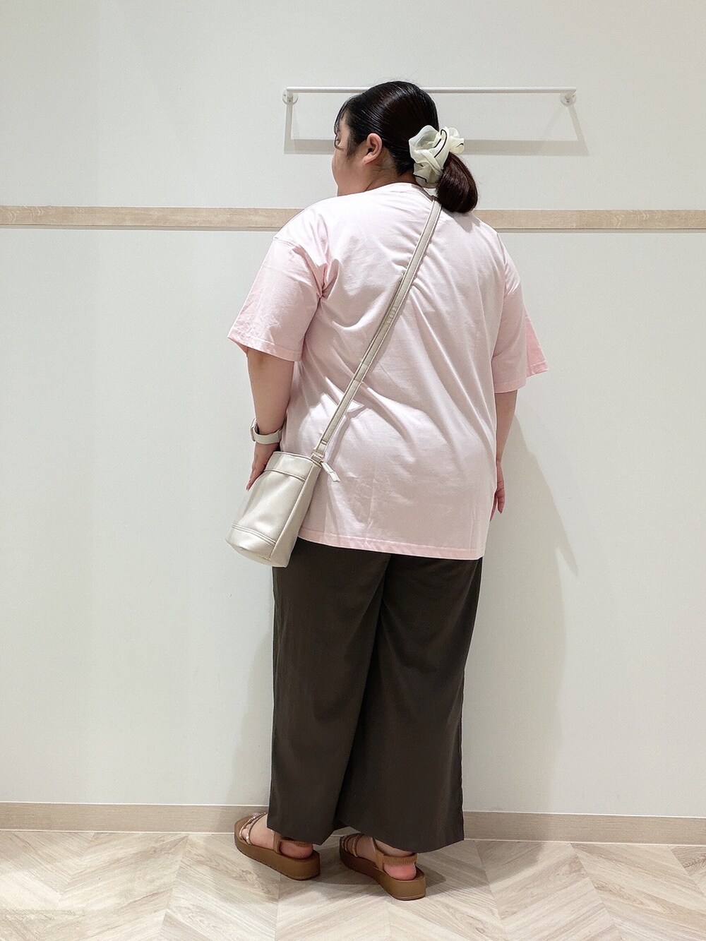 ピンク系のTシャツ/カットソー、ブラウン系のその他パンツ、ベージュ系のサンダルを着用したレディースの夏コーディネートの3枚目の写真