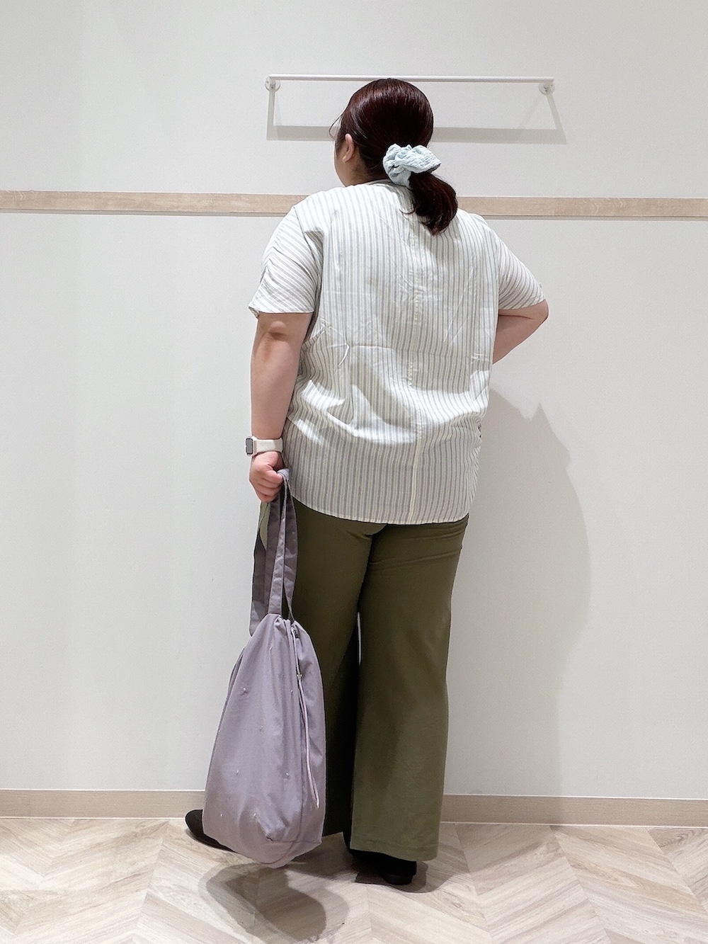 イエロー系のシャツ/ブラウス、ホワイト系のニット/セーター、グリーン系のその他パンツを着用したレディースの夏コーディネートの3枚目の写真