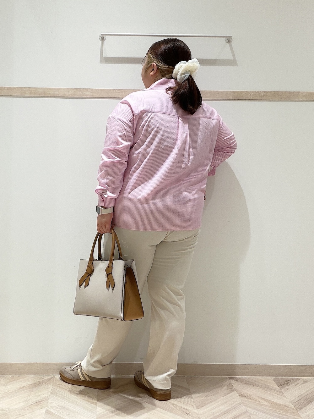ピンク系のシャツ/ブラウス、ホワイト系のTシャツ/カットソー、ホワイト系のその他パンツを着用したレディースの秋コーディネートの3枚目の写真