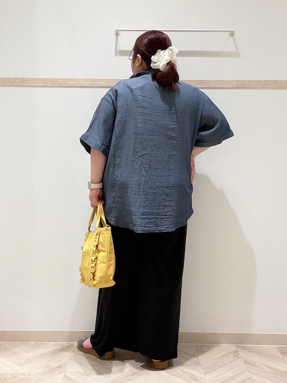 ブルー系のシャツ/ブラウス、ホワイト系のニット/セーター、ブラック系のその他パンツを着用したレディースの夏コーディネートの3枚目の写真
