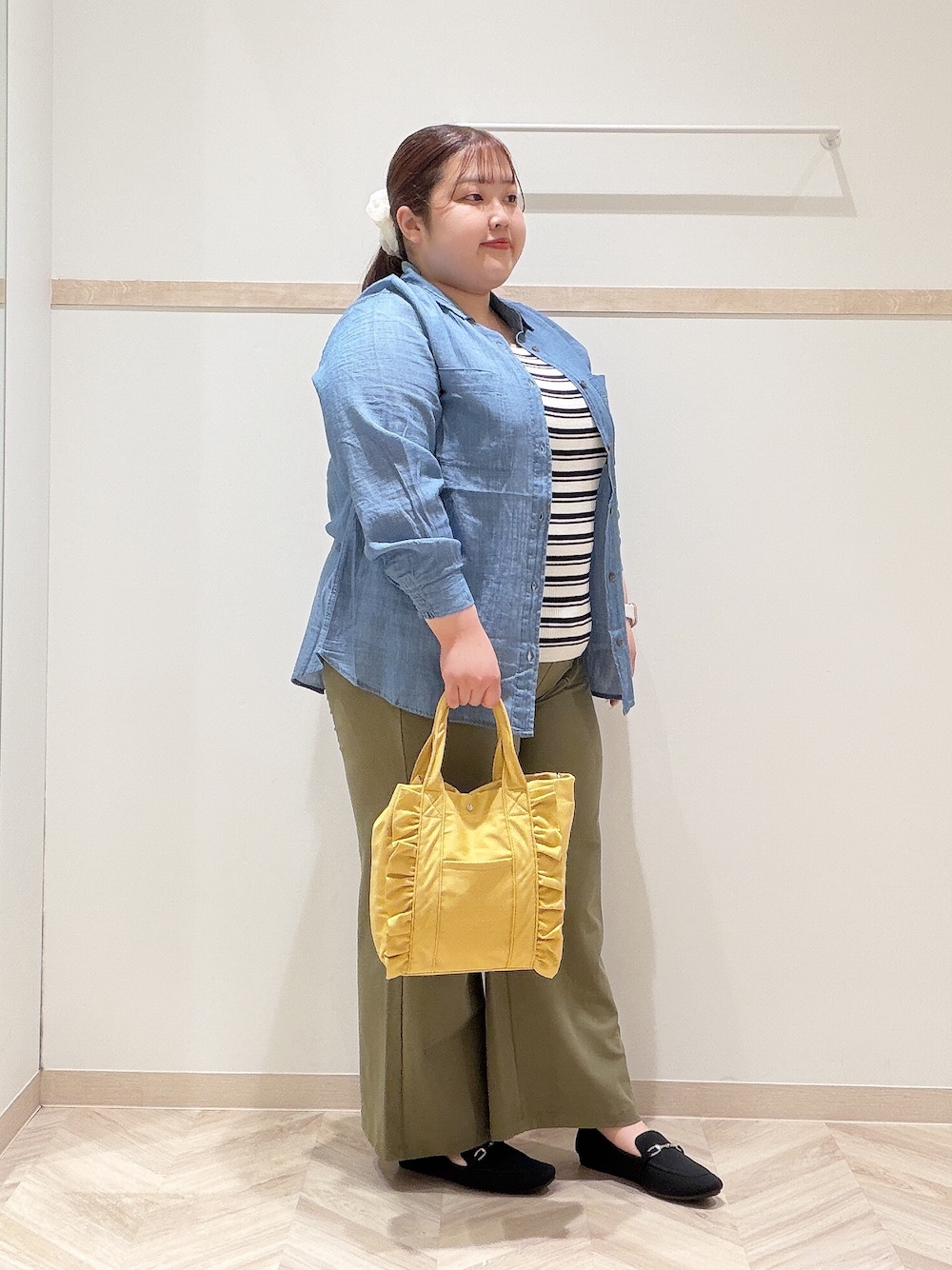ブルー系のシャツ/ブラウス、ベージュ系のニット/セーター、グリーン系のその他パンツを着用したレディースの夏コーディネートの2枚目の写真