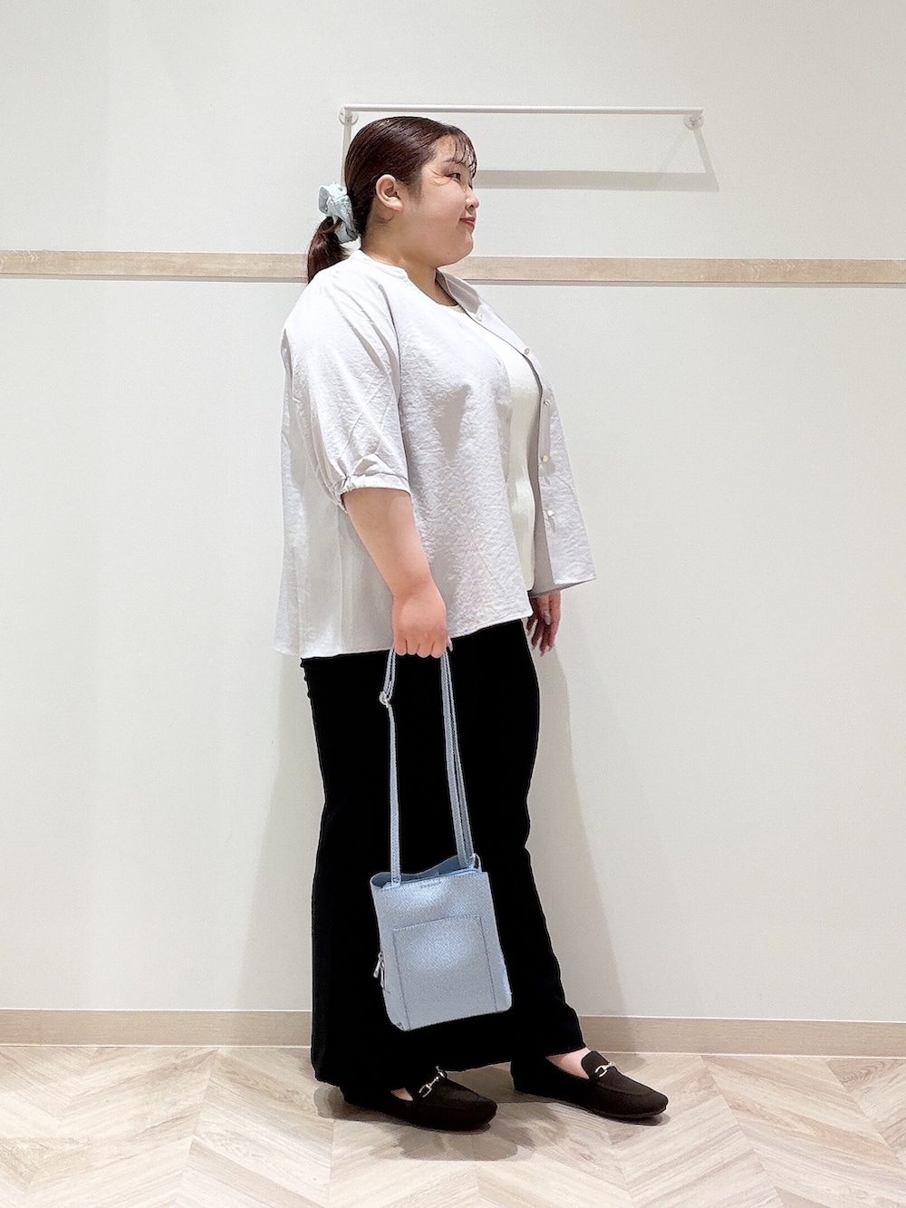 グレー系のシャツ/ブラウス、ホワイト系のニット/セーター、ブラック系のその他パンツを着用したレディースの夏コーディネートの2枚目の写真