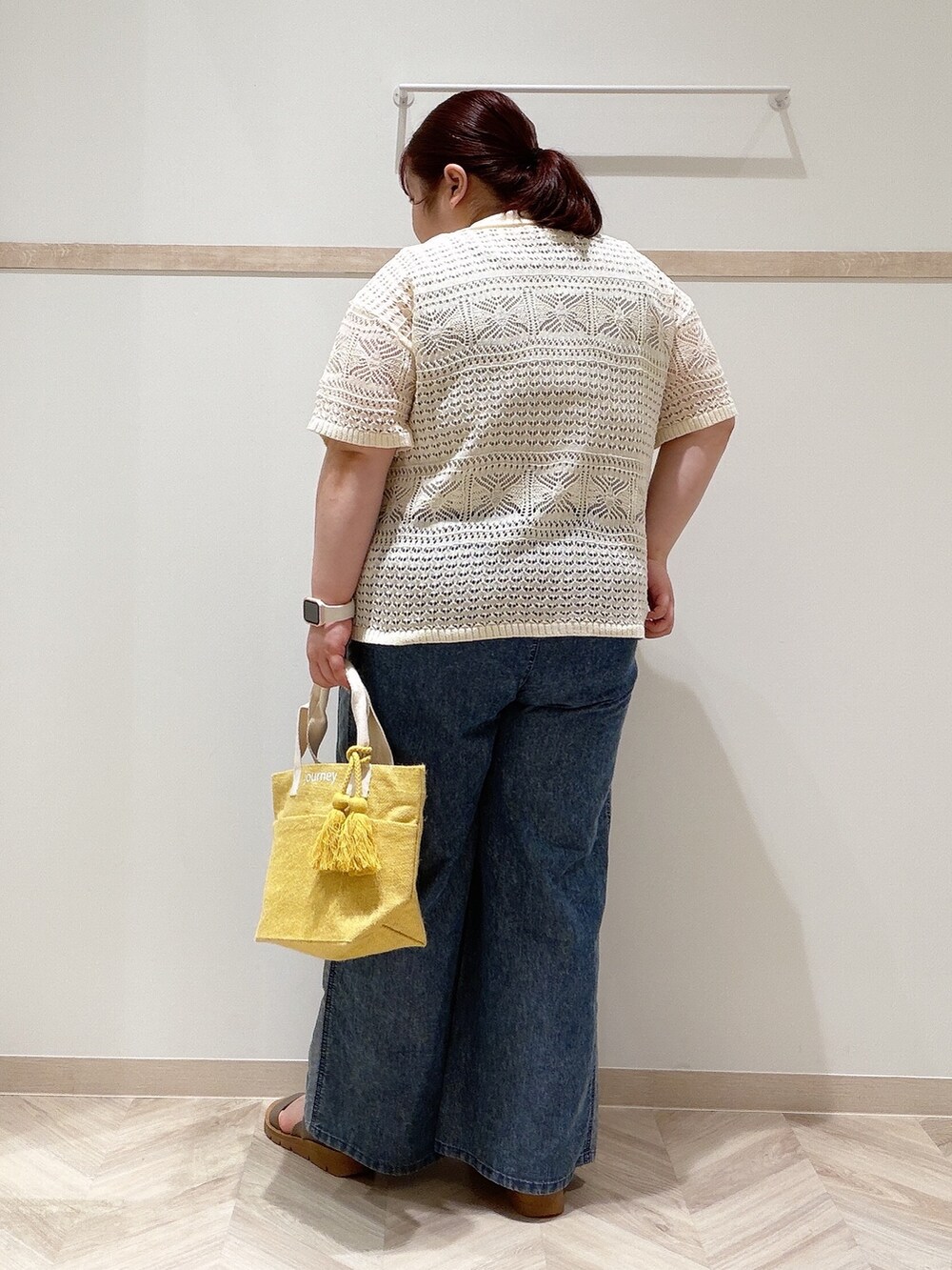 ホワイト系のカーディガン/ボレロ、シルバー系のタンクトップ、ブルー系のデニムパンツを着用したレディースの夏コーディネートの3枚目の写真
