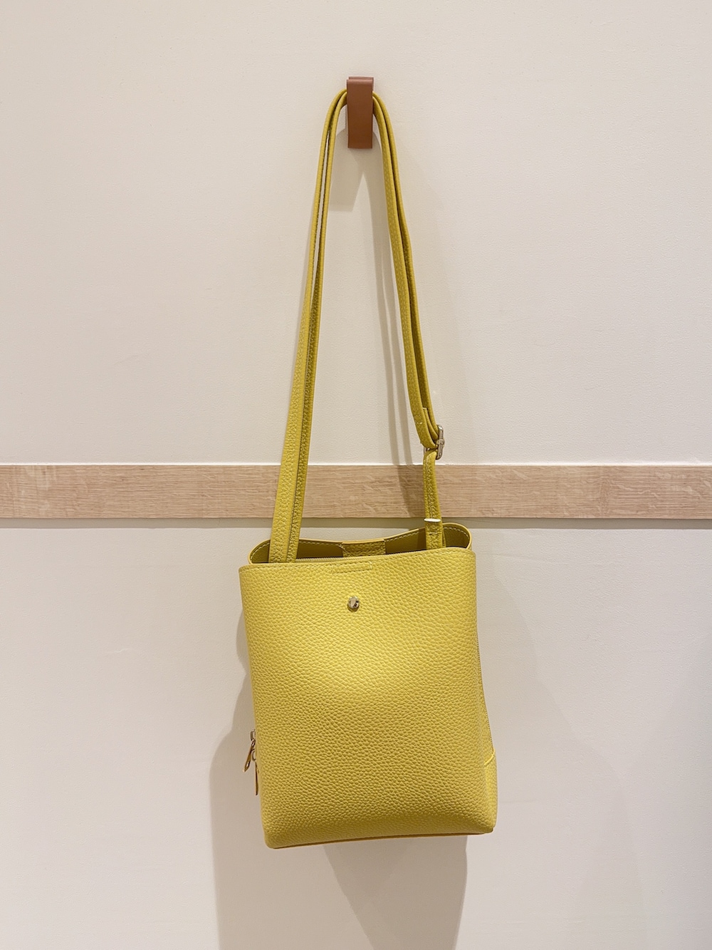 ホワイト系のシャツ/ブラウス、ベージュ系のニット/セーター、グレー系のデニムパンツを着用したレディースの夏コーディネートの5枚目の写真