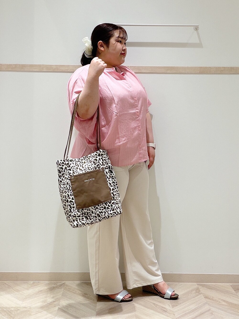 ピンク系のシャツ/ブラウス、ホワイト系のニット/セーター、ホワイト系のその他パンツを着用したレディースの夏コーディネートの2枚目の写真