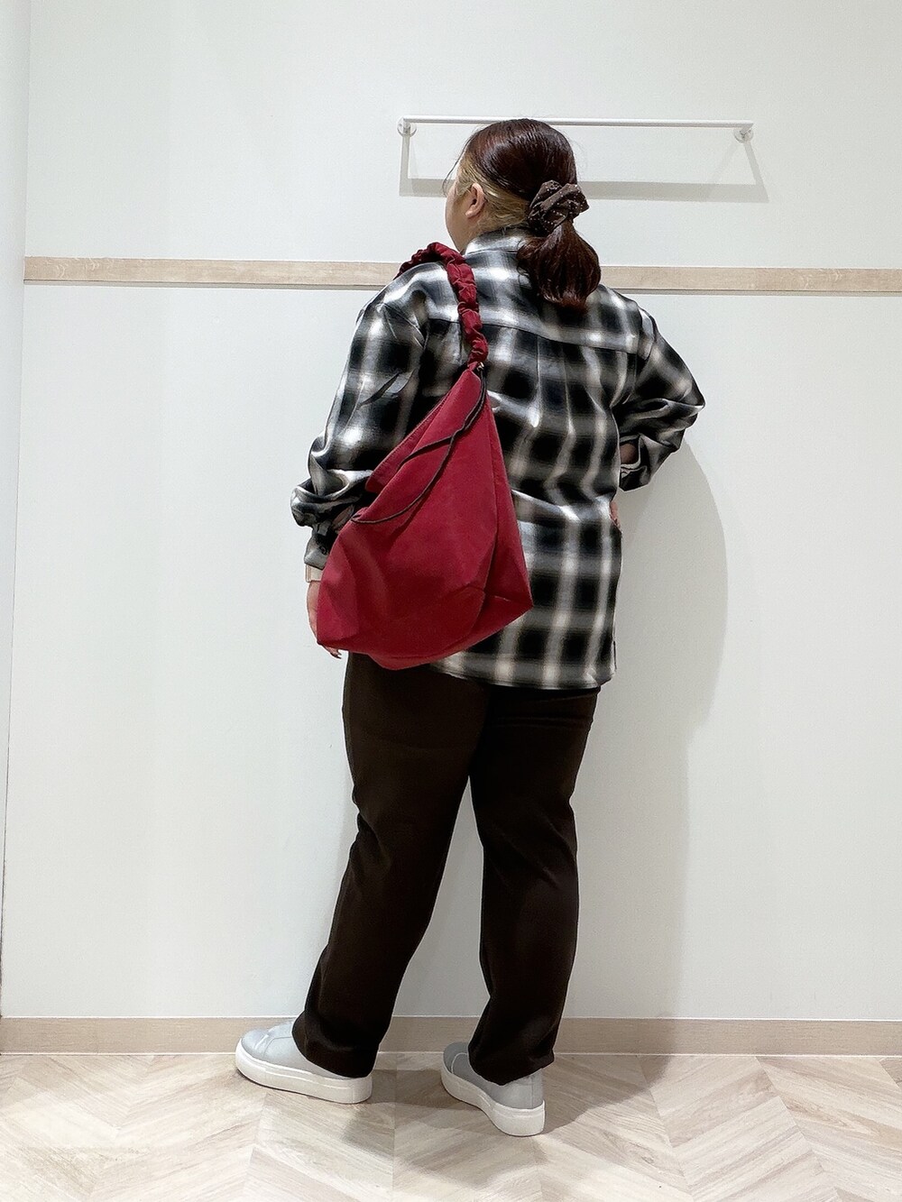 グレー系のシャツ/ブラウス、ブラウン系のその他パンツ、シルバー系のスニーカーを着用したレディースの秋コーディネートの4枚目の写真