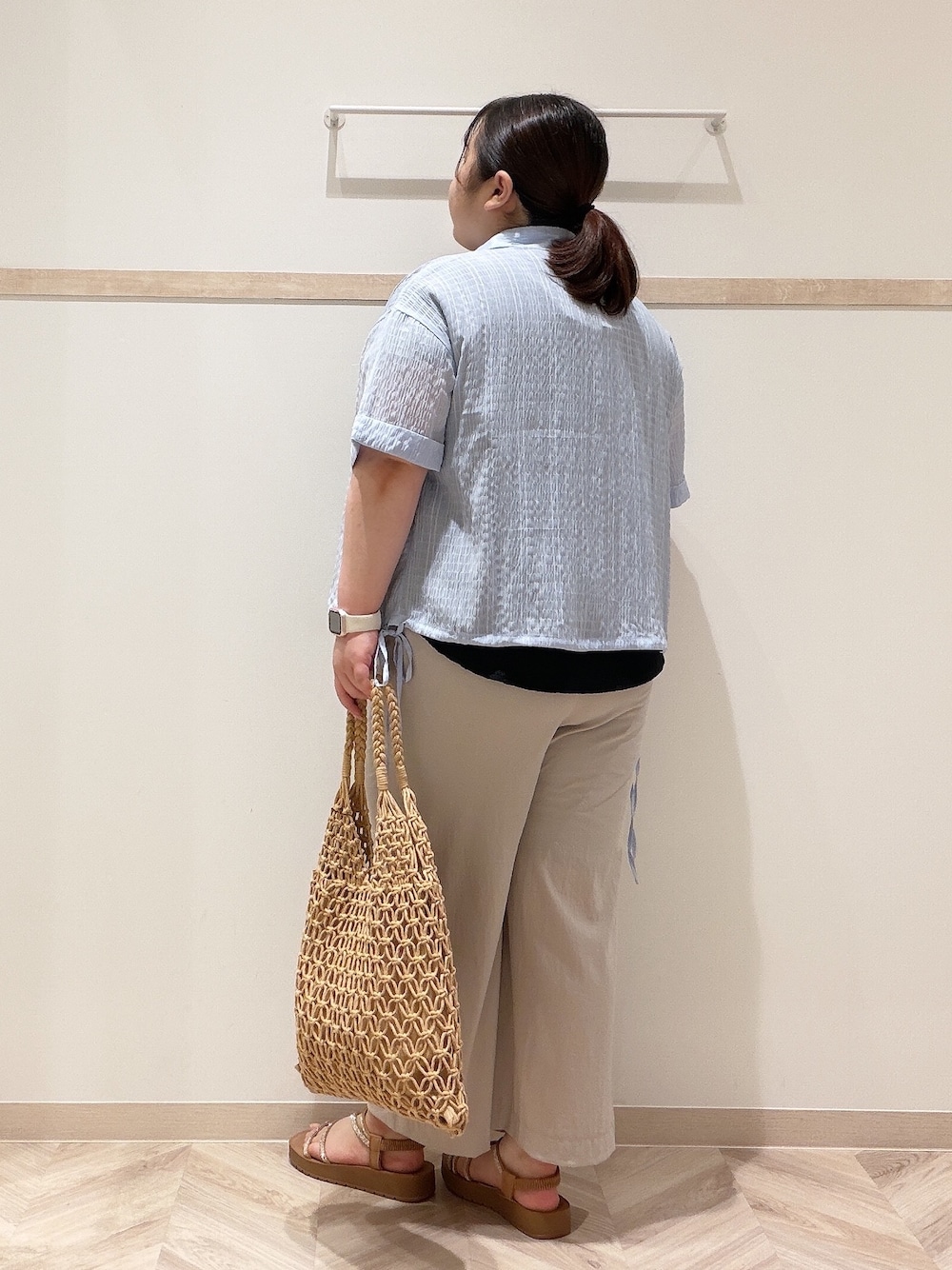 ブルー系のシャツ/ブラウス、ブラック系のTシャツ/カットソー、ベージュ系のその他パンツを着用したレディースの夏コーディネートの3枚目の写真