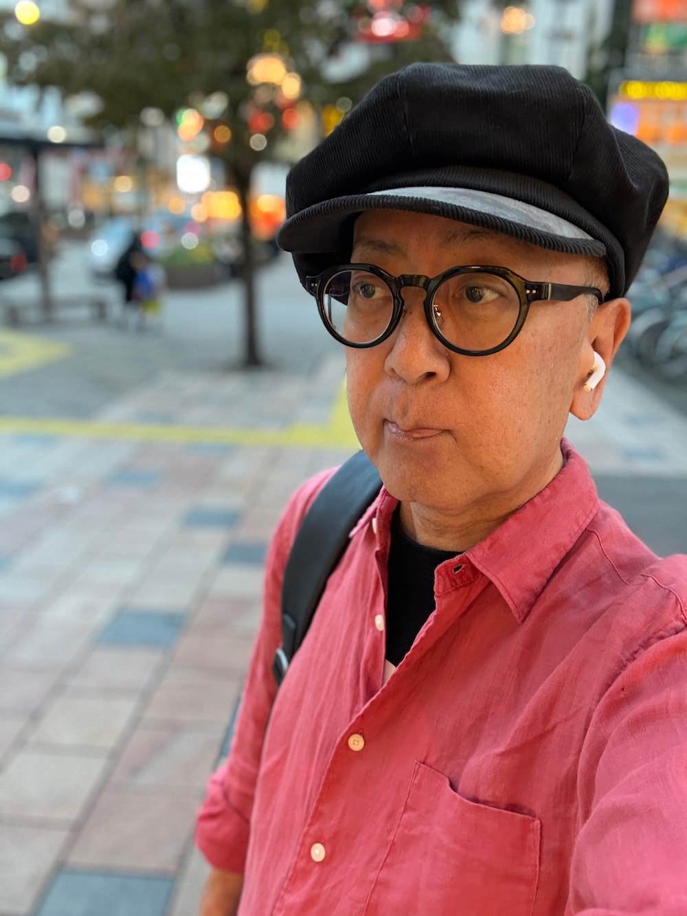 ブルー系のスニーカー、ブラック系のTシャツ/カットソー、レッド系のシャツ/ブラウスを着用したメンズの秋コーディネートの2枚目の写真