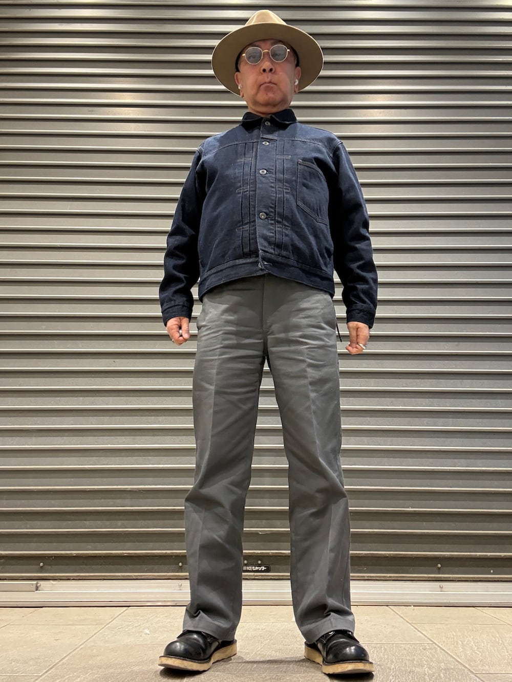 グレー系のチノパンツ、ブラック系のブーツ、ブラック系のシャツ/ブラウスを着用したメンズの冬コーディネートの2枚目の写真