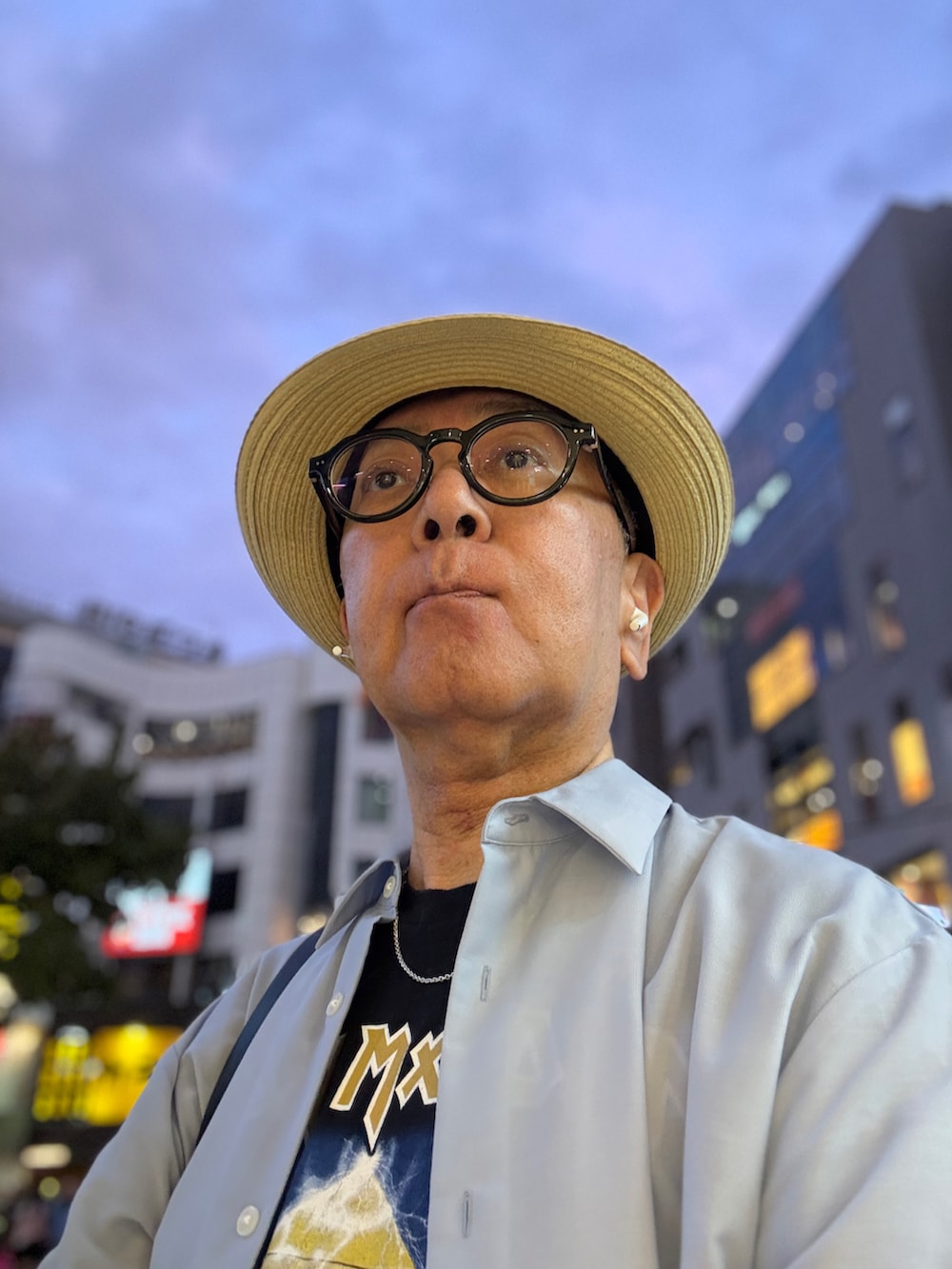 レッド系のローファー、ブラック系のTシャツ/カットソー、ブルー系のシャツ/ブラウスを着用したメンズの秋コーディネートの2枚目の写真