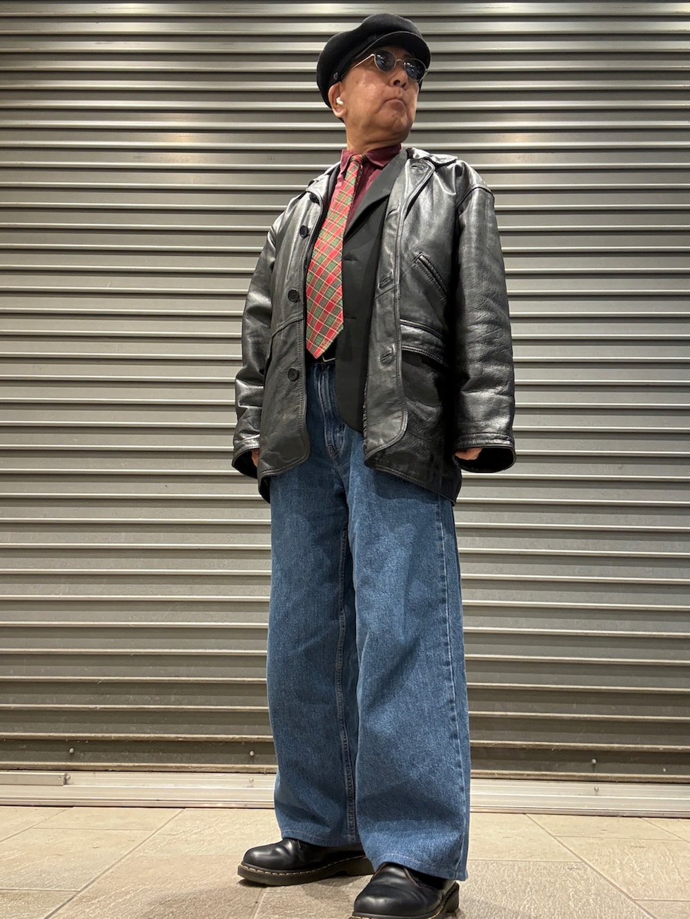 ブラック系のその他アウター、ブラック系のテーラードジャケット、レッド系のネクタイを着用したメンズの冬コーディネートの2枚目の写真