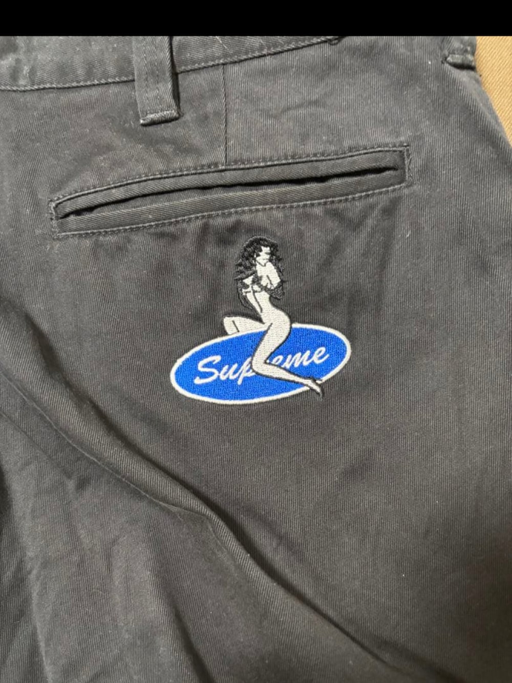 ピンク系のニット/セーター、ブラック系のシャツ/ブラウス、ブルー系のデニムジャケットを着用したメンズの春コーディネートの3枚目の写真