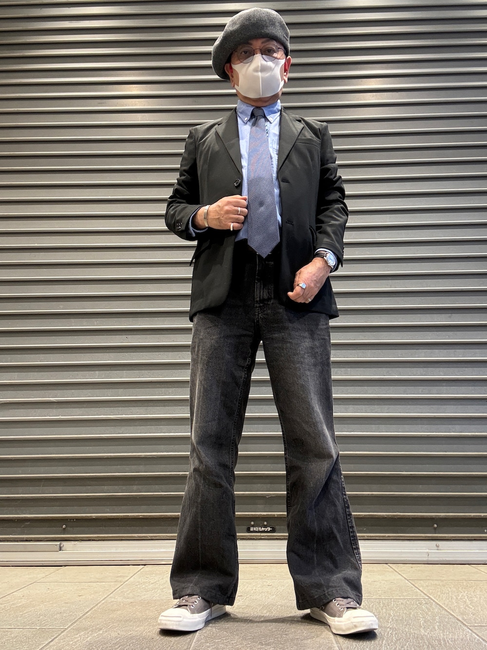 ブラック系のテーラードジャケット、ブルー系のシャツ/ブラウス、グレー系のデニムパンツを着用したメンズの春コーディネートの2枚目の写真