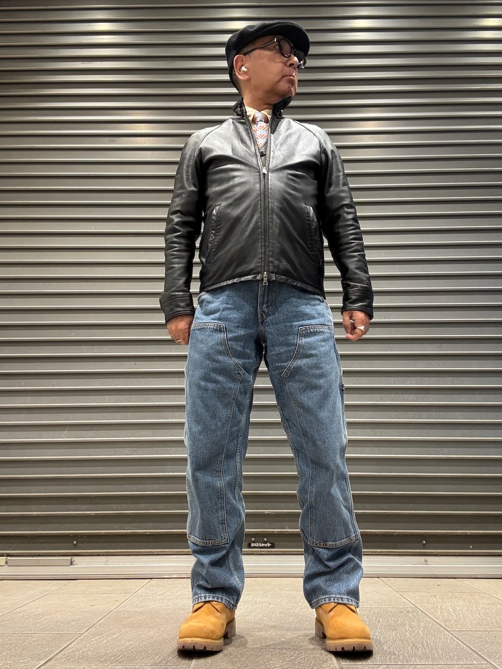 ブラック系のライダースジャケット、グレー系のベスト、その他のネクタイを着用したメンズの冬コーディネートの2枚目の写真